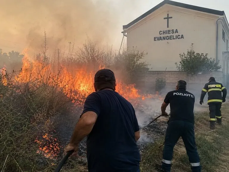 Scoppia rogo nei pressi della chiesa mentre i fedeli sono dentro