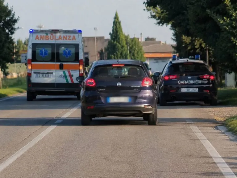Si ferma in mezzo alla strada con l’auto e va in escandescenza, ambulanza sul posto