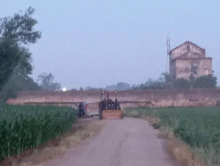 Assalto al trattore, poi la fuga. Caccia ai ladri