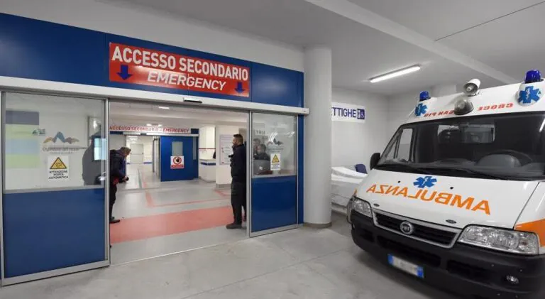 Infermieri presi a schiaffi e triage devastato, pronto soccorso blindato