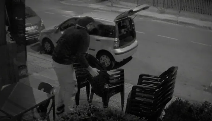 Via con dodici sedie dal gazebo di un bar: bloccato dai Carabinieri sulla Provinciale