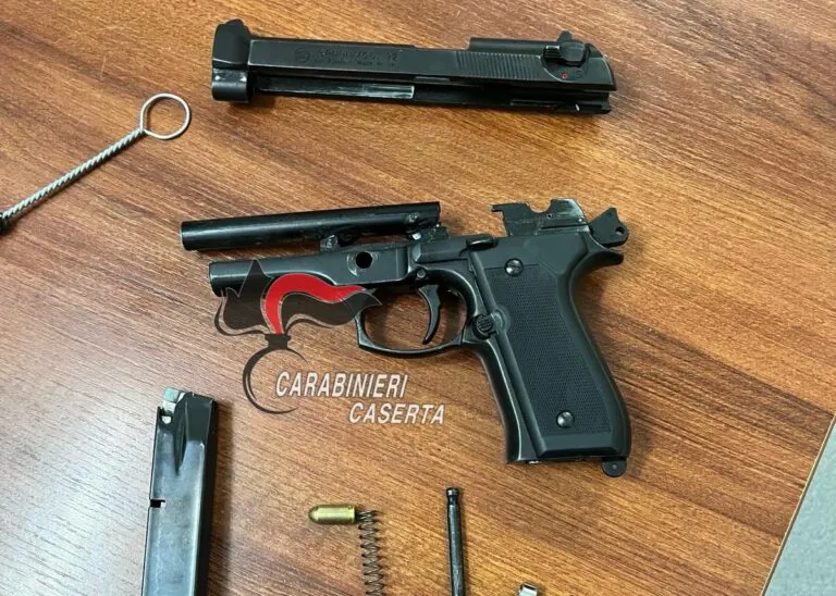 Entra nel bar armato di pistola e semina il panico
