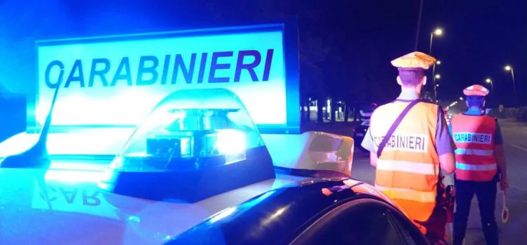 Assale giovane in piazza e gli strappa denaro