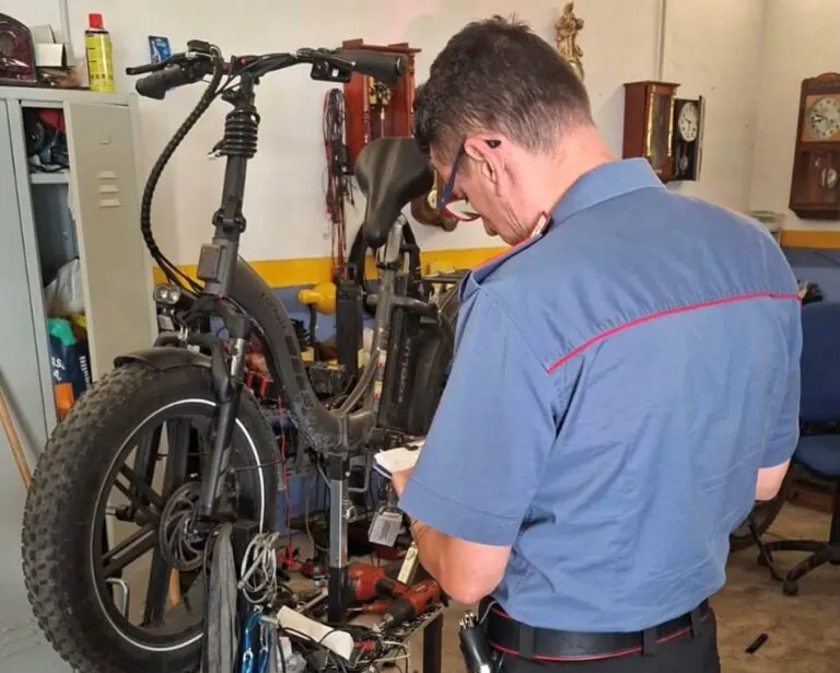Scoperta officina abusiva di monopattini e bici elettriche