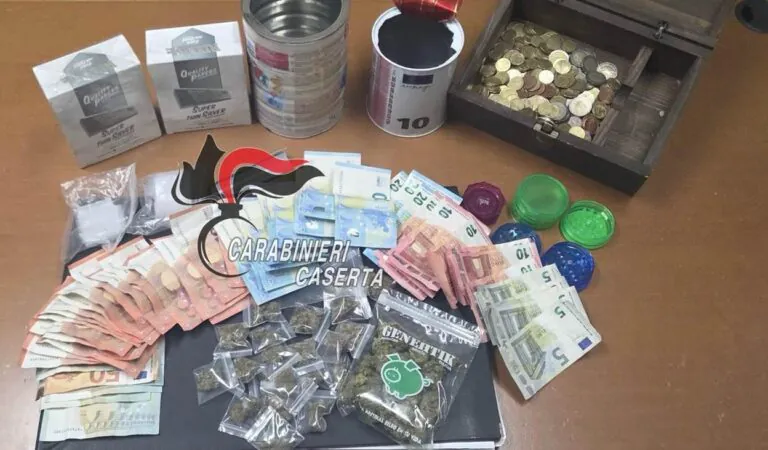 Viavai di clienti nella casa dello spaccio, blitz con arresto