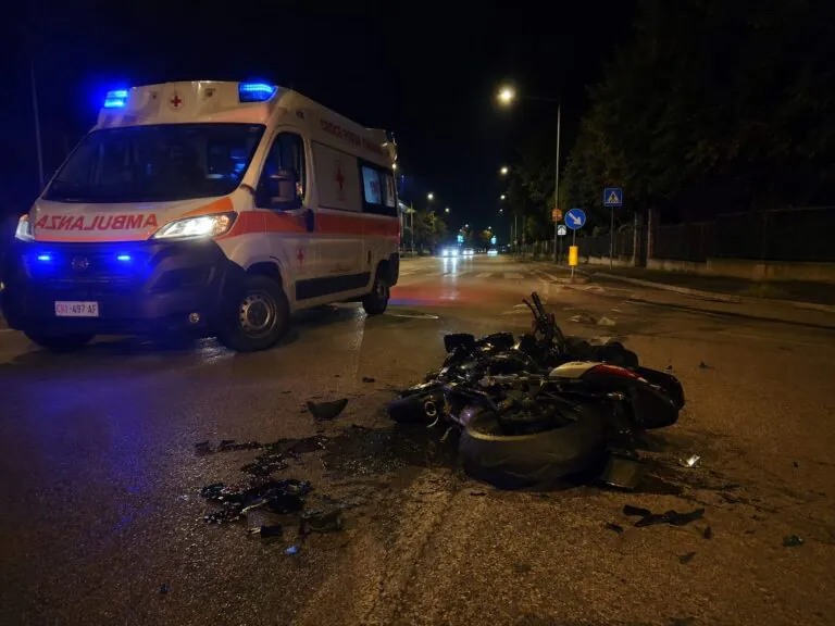 Auto contro moto sulla Statale, centauro 24enne in ospedale