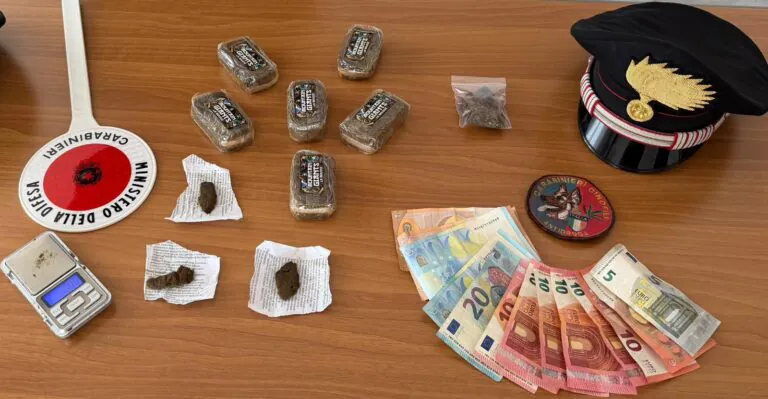 Fermato con 6 panetti di hashish in casa