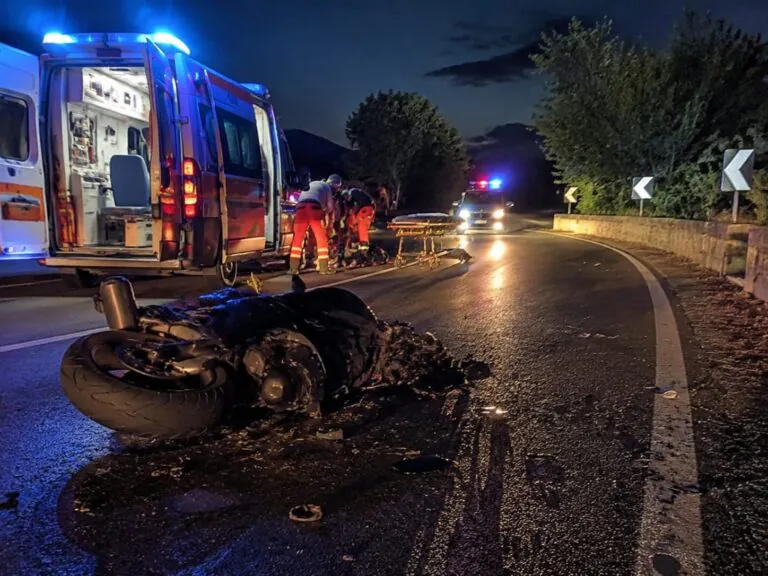 Brutto incidente sulla Statale, giovane centauro resta a terra