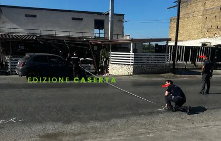 Paura nella valle, auto finisce contro un girarrosto dopo lo scontro