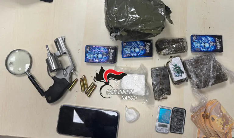 Consegna marsupio con droga e pistola alla figlia 13enne, preso dopo zuffa coi militari