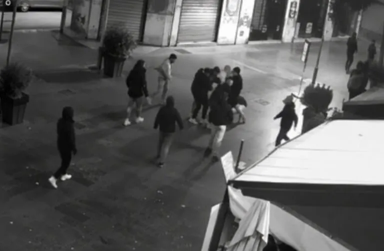 Dodicenne massacrato di botte davanti al Municipio