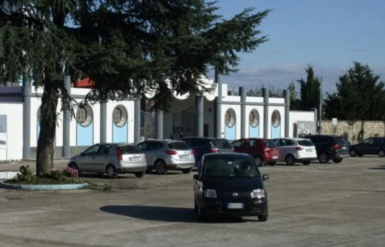 Lancia un sasso contro un’auto in transito e fugge: paura nei pressi del cimitero