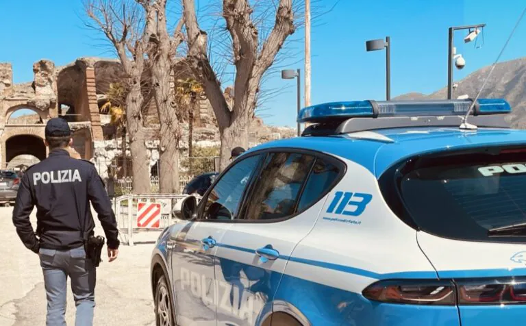 Giro di spaccio in casa, incastrato dal via vai dei clienti: blitz della polizia