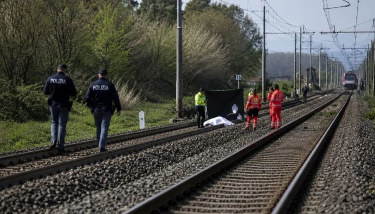 Travolto dal treno in corsa, identificata la vittima: aveva 20 anni. Grave l’amico