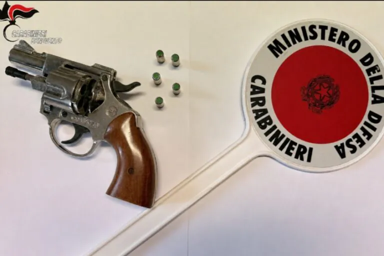 Nonnino va in giro con la pistola nei pantaloni come nel Far West