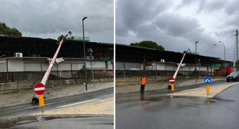 Maltempo choc, crolla torre faro sul mercato
