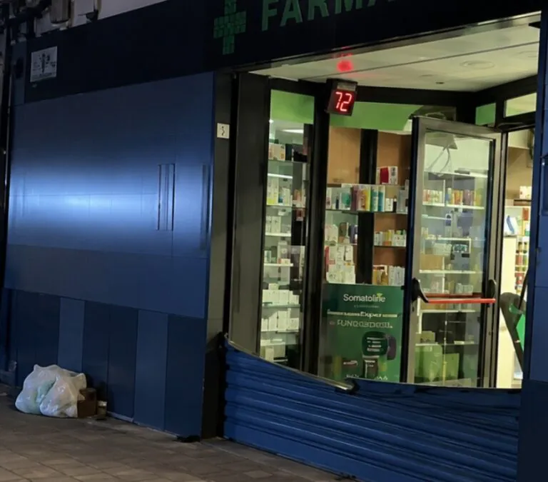 Raid nella farmacia comunale, ladri in fuga con la cassa
