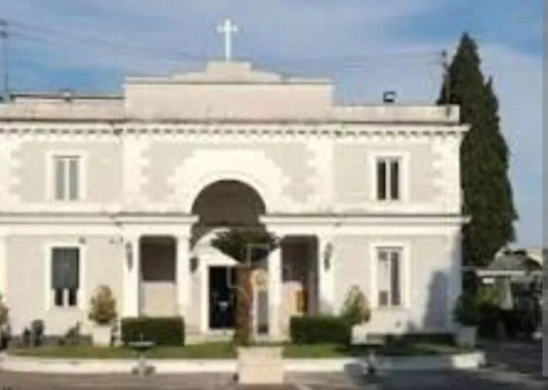 Assalita da rapinatore mentre è al cimitero sulla tomba del familiare