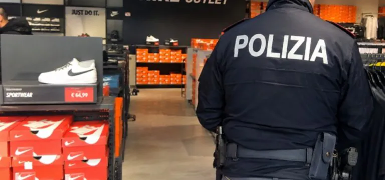 Colpo al Nike Store, acciuffato dalla polizia