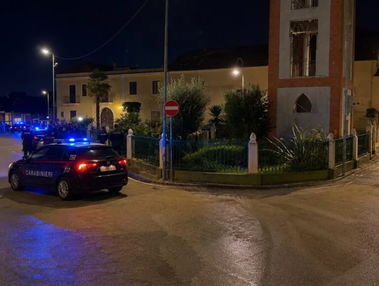 Rissa in centro, calci e pugni in piazza