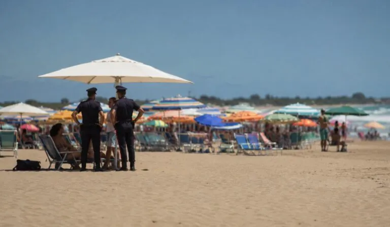 Ragazzina aggredita in spiaggia dall’ex fidanzato