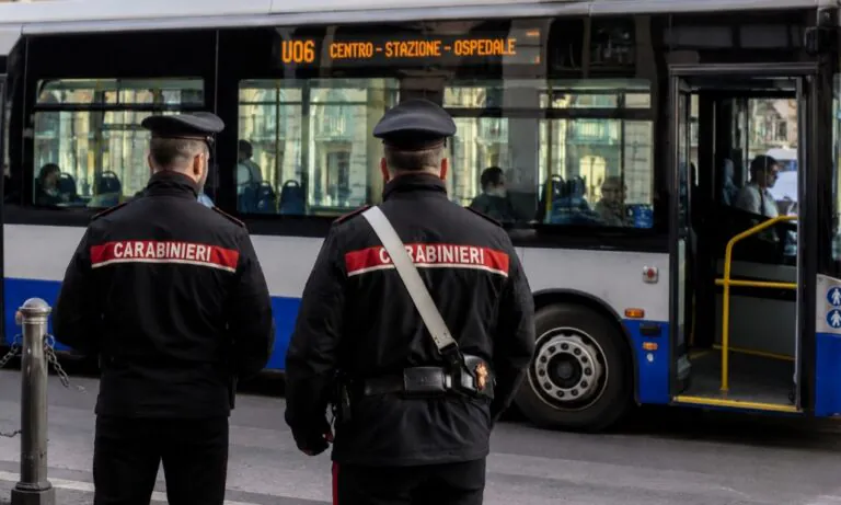 Senza biglietto sul bus assale i carabinieri