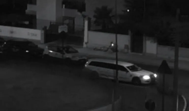 Quattro rapinatori in azione nel parco residenziale, caccia all’auto bianca