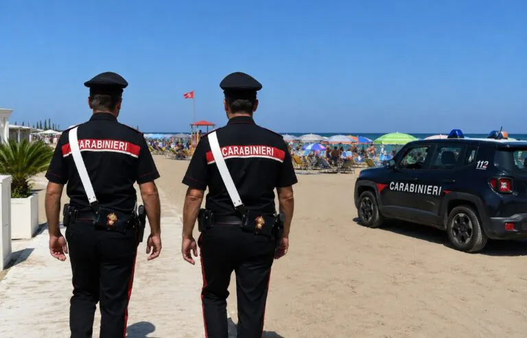 Esercito del falso sulle spiagge, retata dei carabinieri: scoperte navette abusive