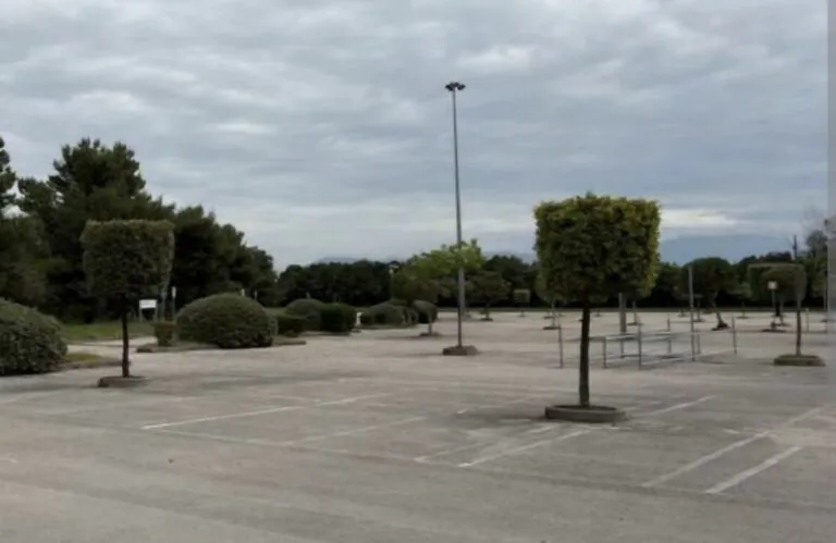 Scoperti a masturbarsi nella zona del centro commerciale