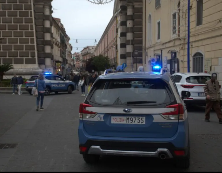 Polizia chiude concessionaria di auto usate