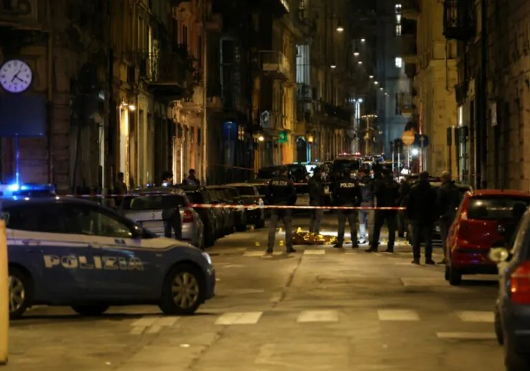 Sangue in centro, 48enne ucciso con una raffica di proiettili