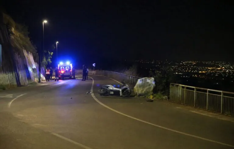 Finisce contro un masso con lo scooter e muore a 23 anni