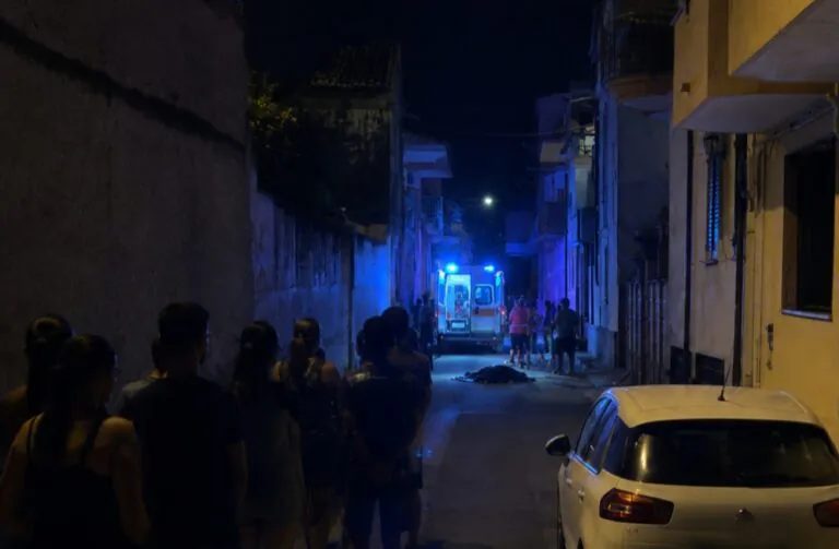 Travolta da un’auto mentre si rinfresca davanti casa