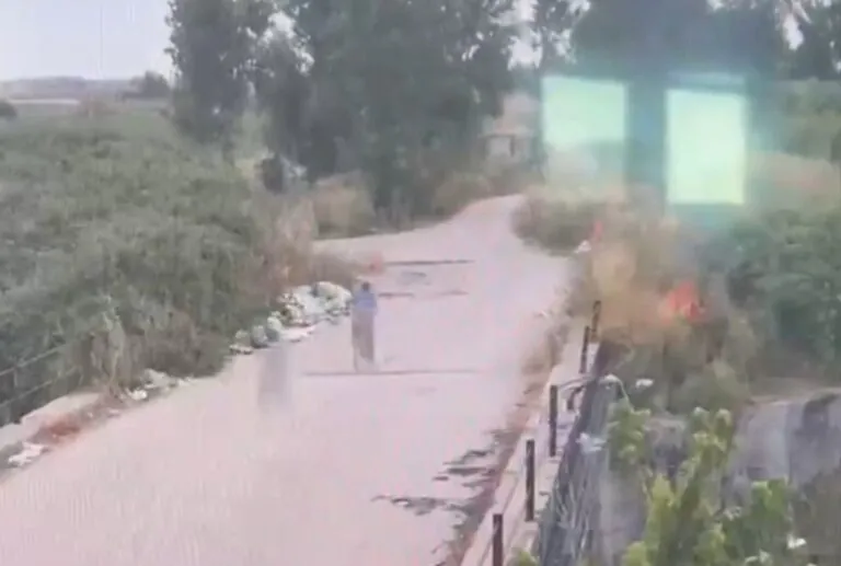 Appicca incendio tossico e poi scappa in bici. Video lo incastra