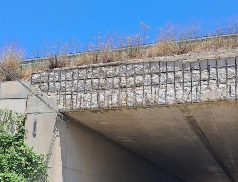 Pezzi di cemento dal ponte: intervento dopo l’allarme