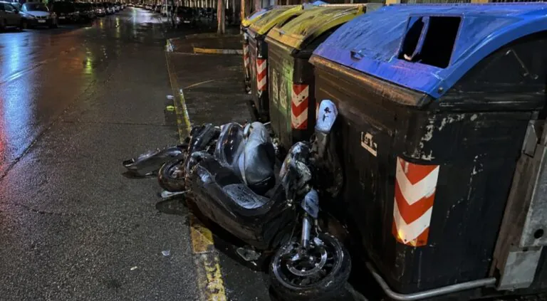 Giovanissimi scappano da carabinieri e si schiantano contro bidoni