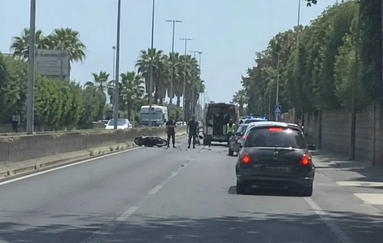 Dramma sulla via del mare, motociclista si schianta davanti al lido