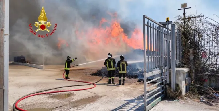 Deposito in fiamme, il bilancio dell’incendio in zona Asi