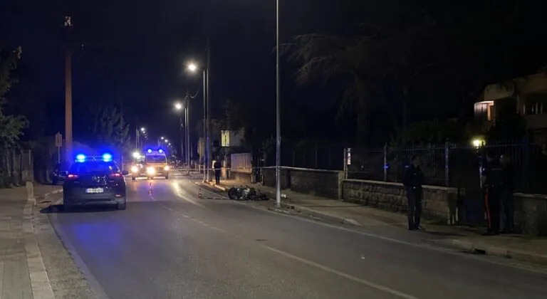Muore dopo schianto nella notte in scooter