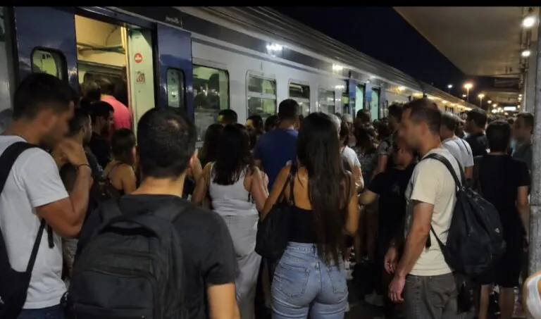 Treno preso per bar tra birre e schiamazzi, zuffa coi passeggeri