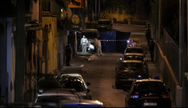 Lo aspettano sotto casa e lo crivellano di colpi: ucciso 21enne