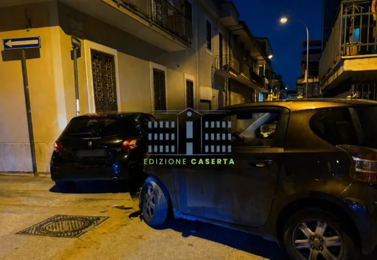Scontro tra auto nel quartiere, ci sono feriti. Foto