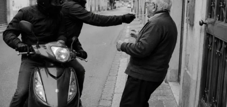 Finto turista rapina anziano e scappa in scooter