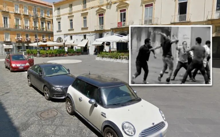 Rissa davanti al bar, caos in piazza