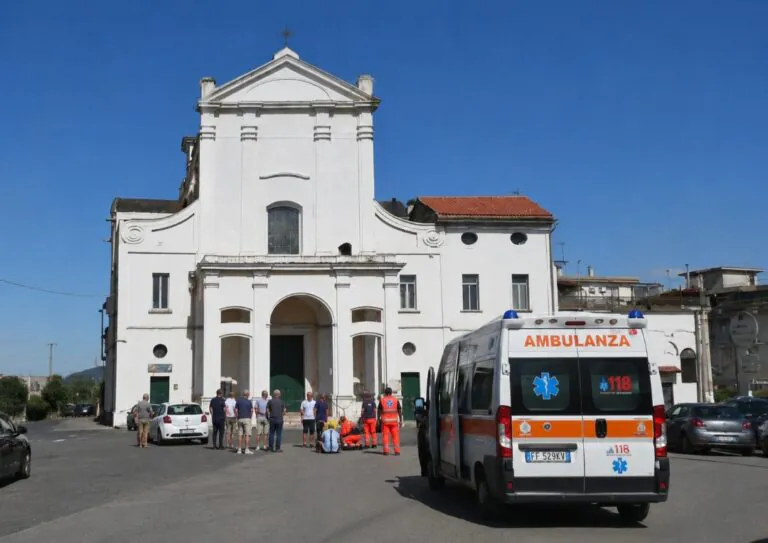 Caldo torrido, si accascia davanti alla chiesa dopo la messa