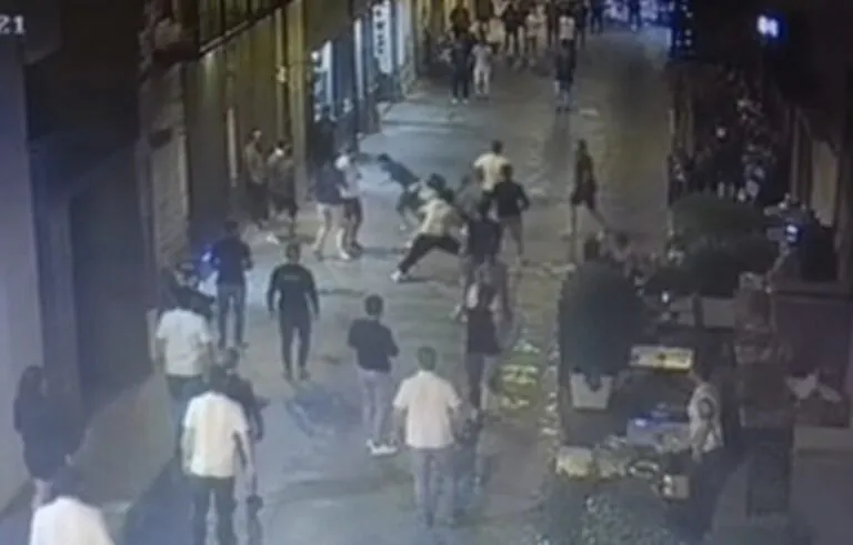 Caos tra i baretti, riesplode la violenza tra risse e lancio di bottiglie