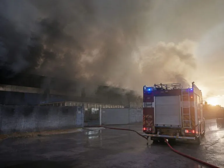 Fabbrica a fuoco nella zona industriale, dipendenti evacuati