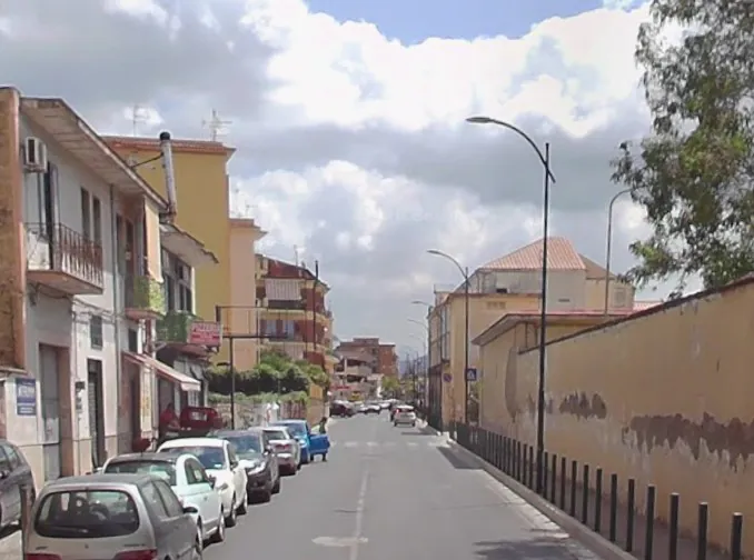 In bici rischia di schiantarsi contro mezzo pesante, choc in strada