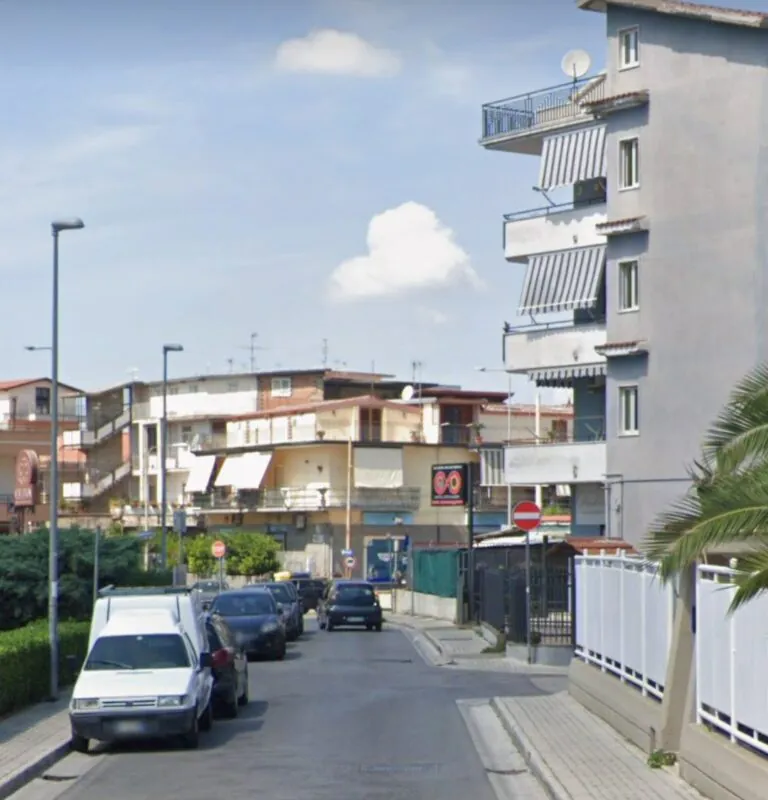 Irrompe in un condominio urlando e semina il panico tra i residenti