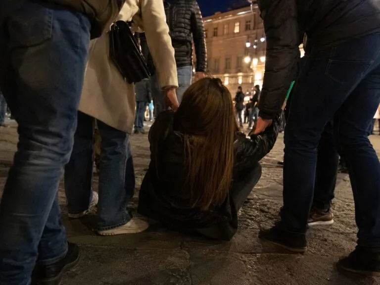 Travolta in piazza da scooter, ragazza finisce in ospedale